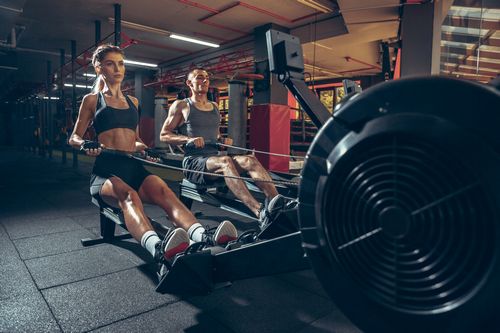 

<h1>Nandrolone Decanoato: Un Approfondimento su Uno degli Steroidi Anabolizzanti Più Utilizzati » title= »</p>
<h1>Nandrolone Decanoato: Un Approfondimento su Uno degli Steroidi Anabolizzanti Più Utilizzati » style= »margin:5px; » /></div>
<h2>Indicazioni Mediche e Usi Terapeutici</h2>
<p>Originariamente, <strong>nandrolone decanoato</strong> veniva prescritto per trattare diverse condizioni mediche, tra cui:</p>
<ul>
<li>osteoporosi</li>
<li>anemia cronica</li>
<li>cachexia (perdita di peso e massa muscolare associata a malattie croniche)</li>
<li>ritardi dello sviluppo/pubertà ritardata</li>
</ul>
<p>In medicina, il suo impiego è stato regolamentato, ma al giorno d’oggi il suo utilizzo principale avviene nel mondo del fitness e del bodybuilding, dove viene sfruttato per aumentare la massa muscolare e migliorare le prestazioni fisiche.</p>
<h2>Meccanismo d’Azione</h2>
<p>Il <em>Nandrolone decanoato</em> agisce legandosi ai recettori androgeni presenti nelle cellule muscolari, stimolando la sintesi proteica e l’anabolismo muscolare. Inoltre, contribuisce a incrementare la produzione di globuli rossi, migliorando così l’apporto di ossigeno ai tessuti muscolari, e riduce la perdita di massa muscolare durante periodi di stress o inattività.</p>
<h2>Vantaggi dell’uso di Nandrolone Decanoato</h2>
<p>Tra i principali benefici associati all’uso di <strong>nandrolone decanoato</strong>, troviamo:</p>
<ol>
<li><strong>Aumento della massa muscolare:</strong>  Favorisce la crescita di tessuto muscolare magro senza accumulo di grasso eccessivo.</li>
<li><strong>Miglioramento della forza:</strong> Potenzia la resistenza e le capacità di allenamento.</li>
<li><strong>Recupero più rapido:</strong> Riduce i tempi di recupero tra una sessione di allenamento e l’altra.</li>
<li><strong>Effetti rigenerativi sulle ossa:</strong> Utile in alcune condizioni patologiche legate alla densità ossea.</li>
</ol>
<h2>Effetti Collaterali e Rischi</h2>
<p>Nonostante i benefici, <strong>nandrolone decanoato</strong> può provocare effetti collaterali importanti, specialmente se usato senza supervisione medica o in dosi elevate:</p>
<ul>
<li><em>Disturbi endocrini</em>: Suppressione della produzione endogena di testosterone, ginecomastia, alterazioni della libido.</li>
<li><em>Problemi cardiovascolari</em>: Aumento della pressione sanguigna, alterazioni del colesterolo (diminuzione HDL, aumento LDL).</li>
<li><em>Disfunzioni epatiche</em>: Sebbene meno hepatotossico rispetto ad altri steroidi, può comunque influenzare la funzione epatica.</li>
<li><em>Alterazioni psicologiche</em>: Aumento aggressività, sbalzi d’umore, dipendenza psichica.</li>
</ul>
<h2>Come si Usa il Nandrolone Decanoato</h2>
<p>L’utilizzo di <strong>nandrolone decanoato</strong> deve essere sempre supervisionato da un professionista qualificato. Le dosi variano a seconda dell’obiettivo, della tolleranza individuale e delle condizioni di salute. In genere, le dosi terapeutiche oscillano tra i 50 e i 200 mg ogni settimana, mentre nel doping sportivo possono essere significativamente più alte.</p>
<p>La durata del ciclo può variare da 6 a 12 settimane, con monitoraggio costante degli effetti collaterali e dei parametri ematici.</p>
<h2>Considerazioni Legali e Etiche</h2>
<p>In molti paesi, <strong>nandrolone decanoato</strong> è classificato come sostanza dopante illegale senza prescrizione medica. Il suo uso senza autorizzazione può comportare sanzioni penali e sportive. È importante rispettare la normativa vigente e utilizzare questi composti solo sotto controllo medico, per motivi terapeutici e di sicurezza.</p>
<h2>Acquisto e Disponibilità</h2>
<p>Il <em>nandrolone decanoato</em> si può trovare presso farmacie specializzate o negozi online, ma è fondamentale verificare la provenienza e la qualità del prodotto. L’acquisto da fonti affidabili garantisce maggior sicurezza e purezza del composto.</p>
<p><a href=